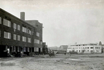 Kramers blok in De Heinzestraat met het blok van Warners op de achtergrond.
<br/>
Beeldbank Stadsarchief, 1921-1922